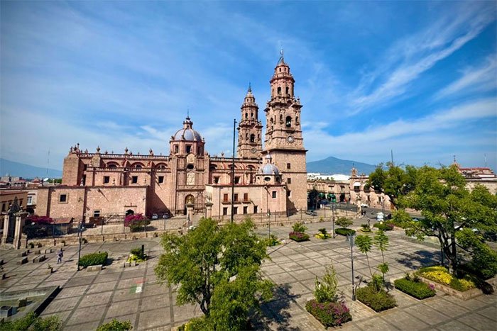 Catedral de Morelia y Plaza de Armas al atardecer, Michoacán, México