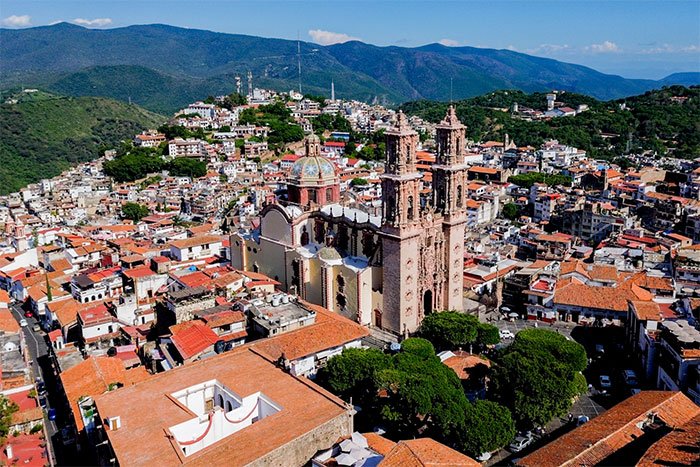 Vista de las calles empedradas y la Parroquia de Santa Prisca de Taxco, Guerrero